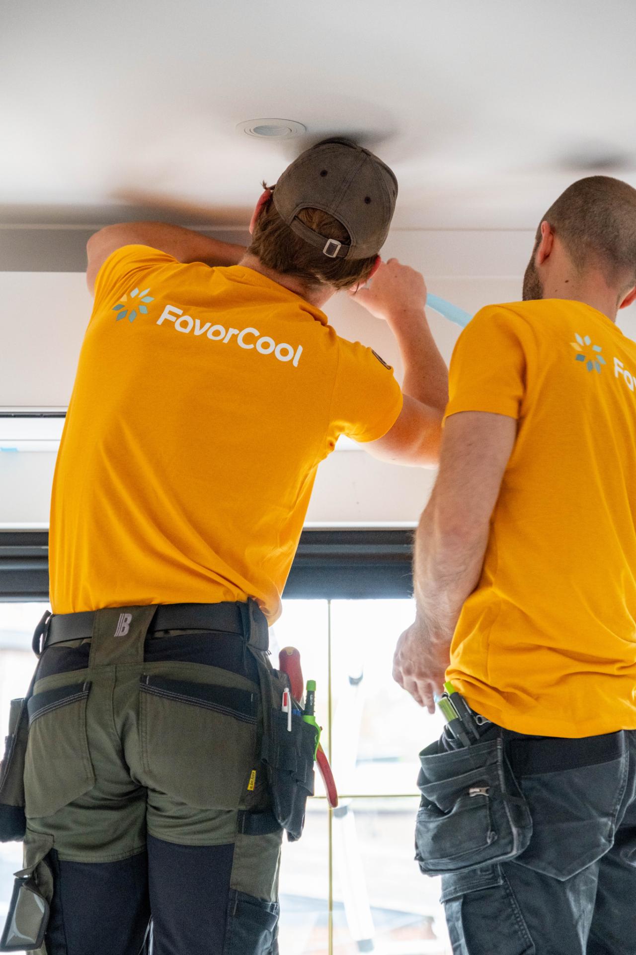 Servicetechniekers van FavorCool installeren een airco systeem