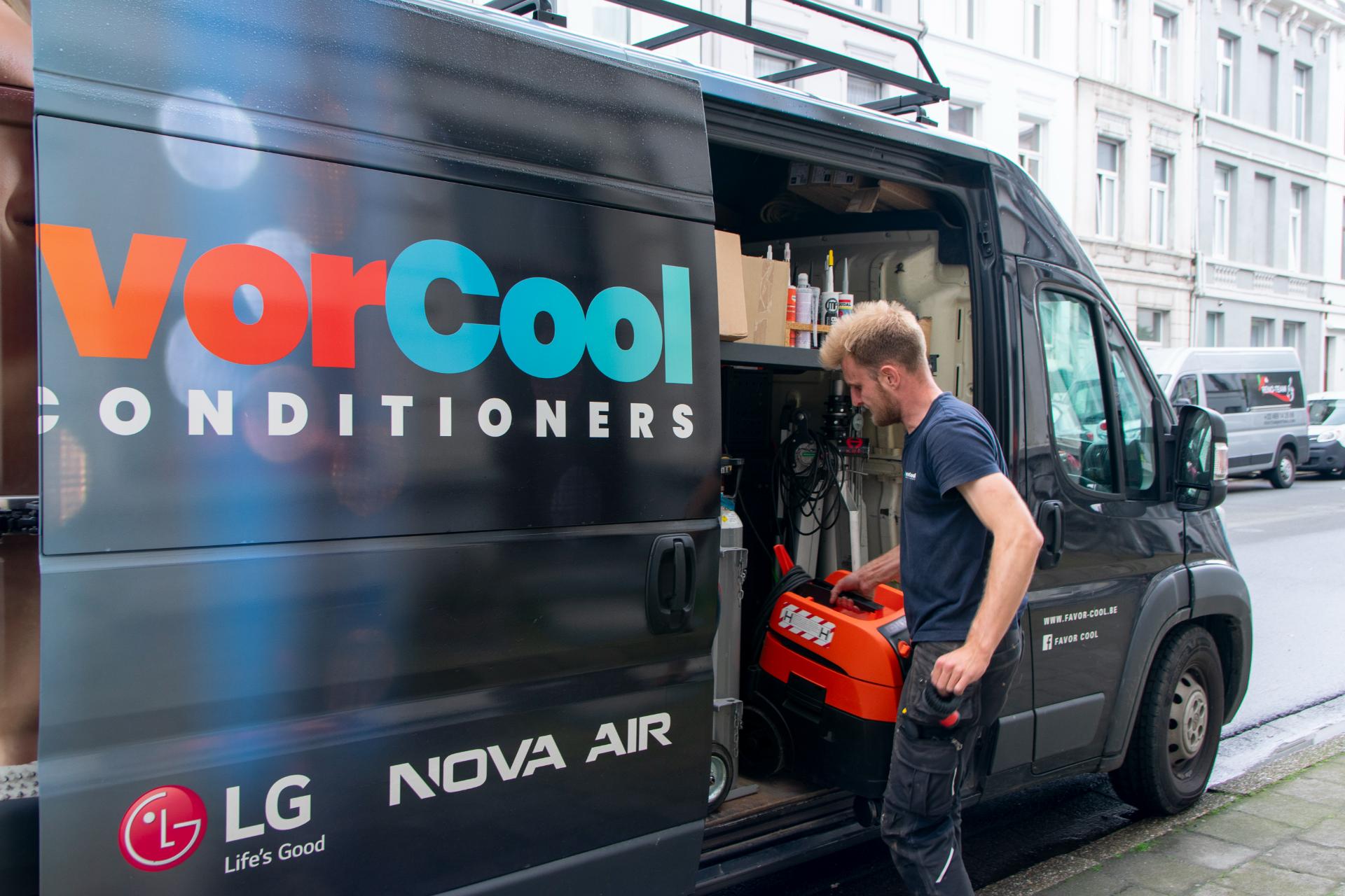 Favorcool Technieker Haalt Gereedschap Uit Bus