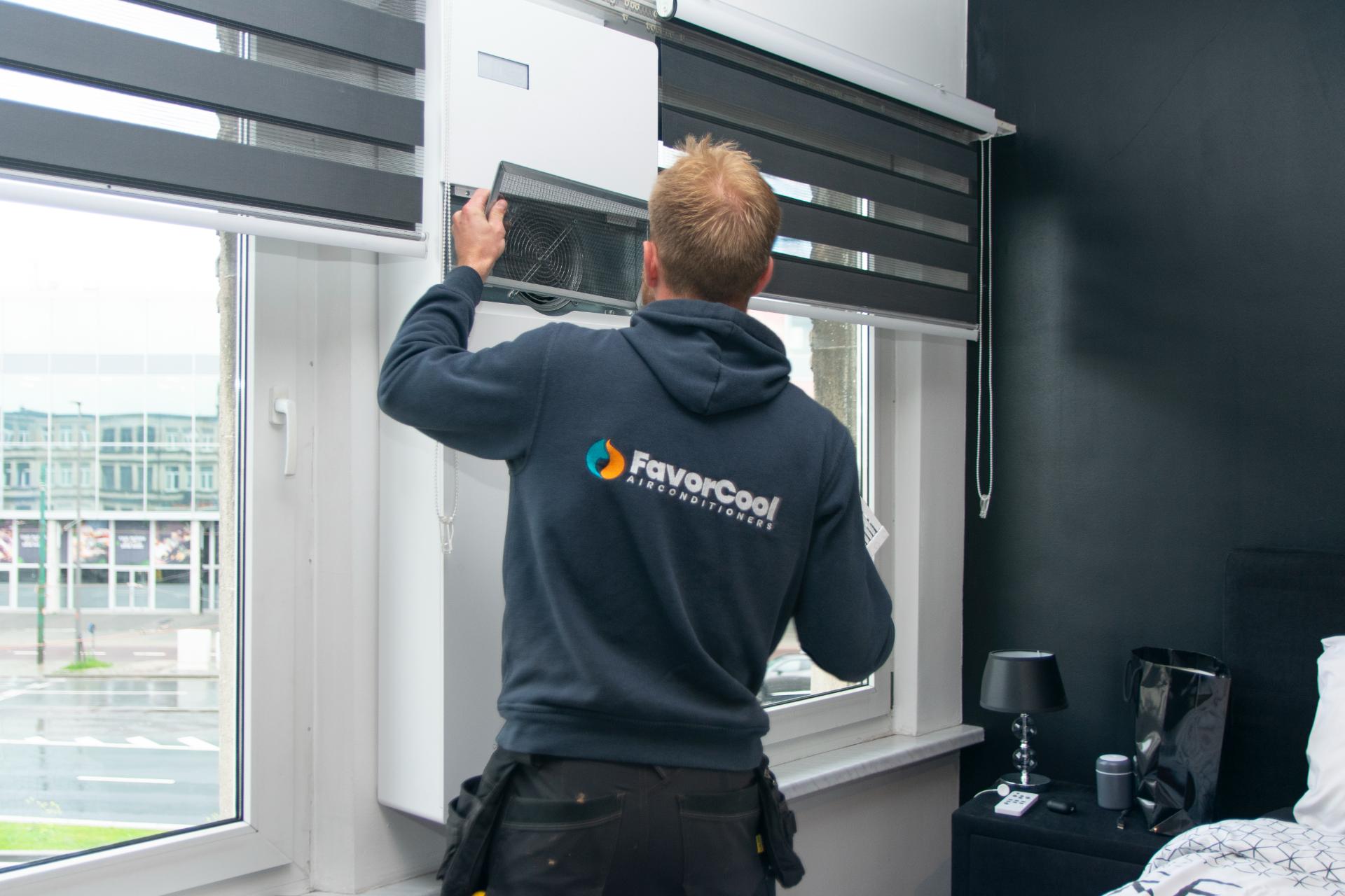 Favorcool Technieker Werkt Aan Airco