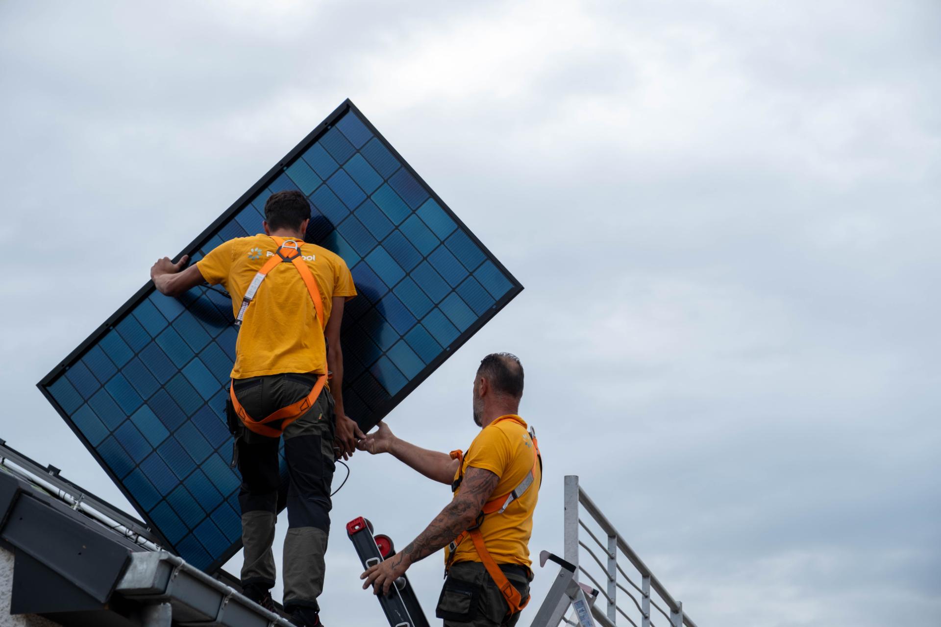 Favorcool Techniekers Installeren Zonnenpanelen