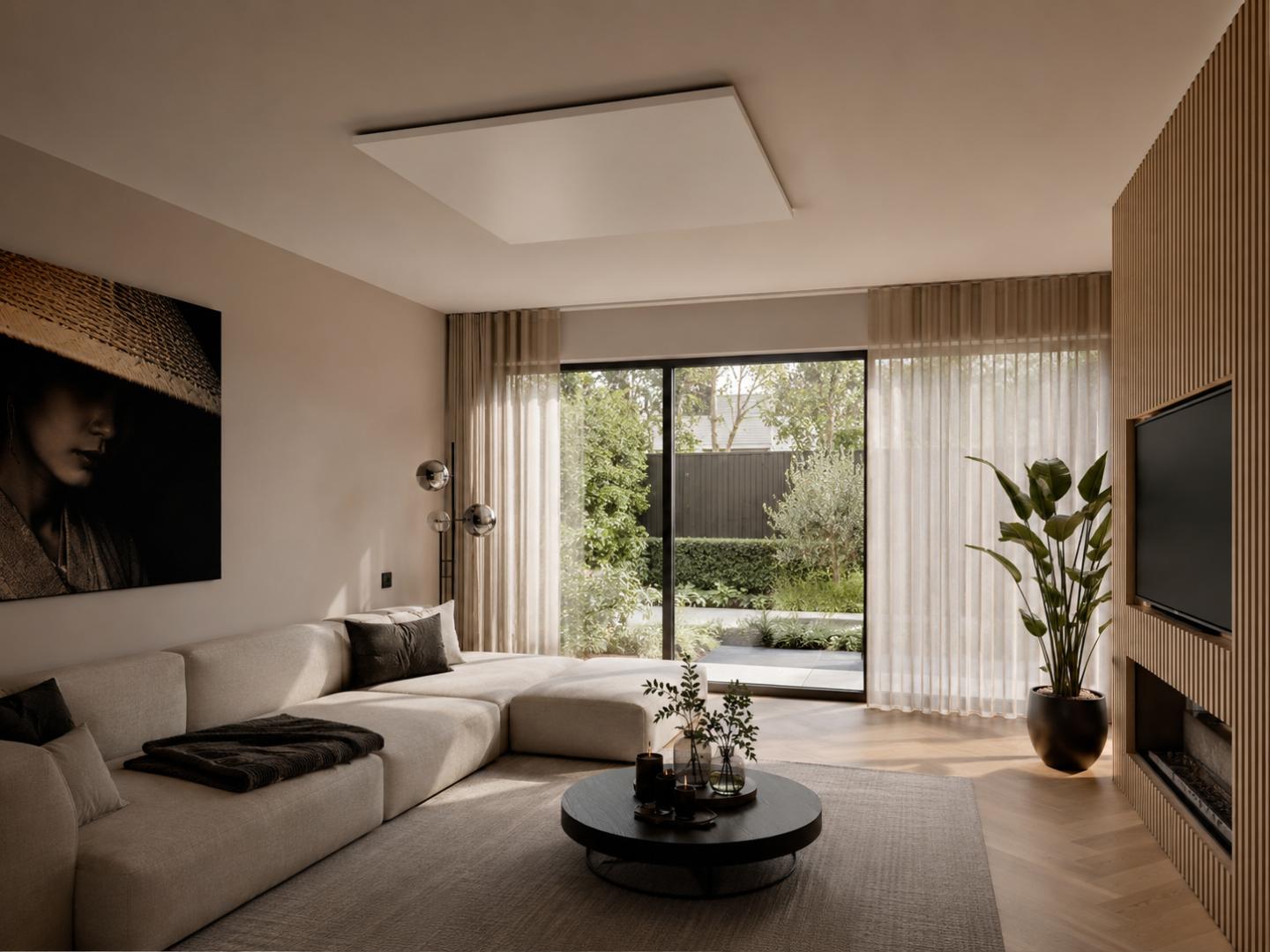 Infraroodpaneel aan het plafond in een moderne luxe woonkamer